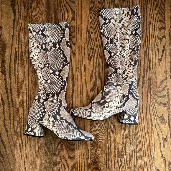 Steve Madden Shoes - Steve Madden Dynasty Fabric Snakeskin Tall Heeled Brown Cream Boots Size 7.5